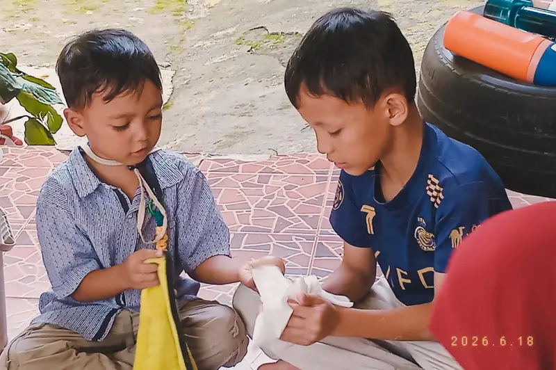 Anak belajar saling membantu