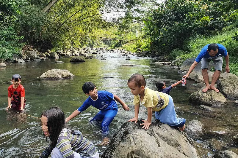 Bermain di sungai